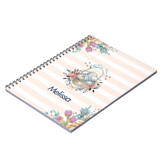 Niedliches Bunny in einem Korb mit Eiern und Hübsc Notizblock (Linke Seite)