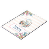 Niedliches Bunny in einem Korb mit Eiern und Hübsc Notizblock (Linke Seite)