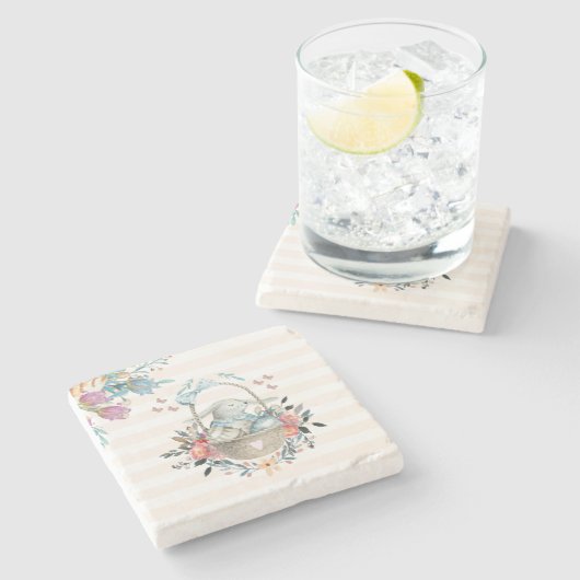 Niedliches Bunny in einem Korb mit Eiern und Hübsc Steinuntersetzer (Seitenansicht)