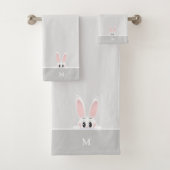 Niedliches Bunny & Monogram auf Light Silver Grau Badhandtuch Set (Insitu)