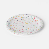 Niedliches buntes Confetti-Punkt-Muster Pappteller (Schrägansicht)