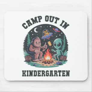 Niedliches Camp im Kindergarten, winzig kleiner Bi Mousepad