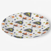 Niedliches Camping mit Feuer und Zeltgras rund Pappteller (Schrägansicht)