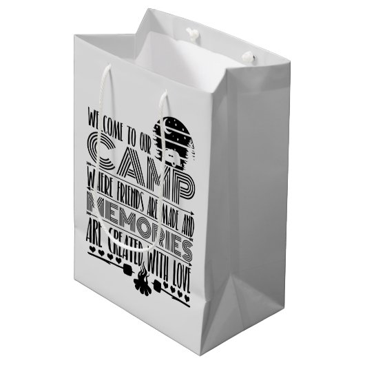 niedliches Camping Party Mittlere Geschenktüte (Vorderseite Schrägansicht)