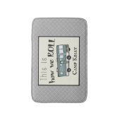 Niedliches Camping RV "This is How We Roll" Person Badematte (Vorderseite Vertikal)