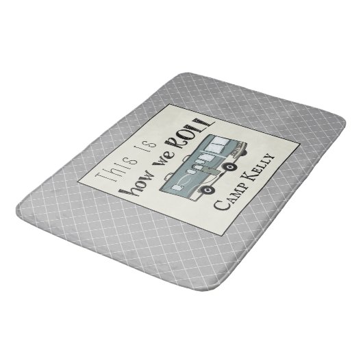 Niedliches Camping RV "This is How We Roll" Person Badematte (Schrägansicht)