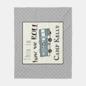 Niedliches Camping RV "This is How We Roll" Person Fleecedecke (Vorderseite)