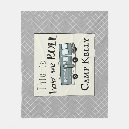 Niedliches Camping RV "This is How We Roll" Person Fleecedecke (Vorderseite)