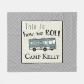 Niedliches Camping RV "This is How We Roll" Person Fleecedecke (Vorderseite (Horizontal))