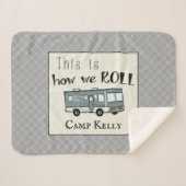 Niedliches Camping RV "This is How We Roll" Person Sherpadecke (Vorderseite (Horizontal))