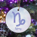 Niedliches Capricorn Astrologie Signieren Personal Keramik Ornament<br><div class="desc">Dieses hübsche lila und Lavendel Capricorn Weihnachtsschmuck zeigt Ihr astrologisches Zeichen aus dem Zodiac in einem schönen Funkeln wie die Sternbilder. Passen Sie dieses niedliche Geschenk mit Ihrem Namen in einem wunderschönen kursiven Skript für jemanden mit einem Ende Dezember oder Anfang Januar Geburtstag.</div>