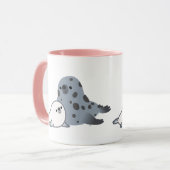 Niedliches Cartoon-Mutter-Siegel und Welpe Tasse (Vorderseite Links)
