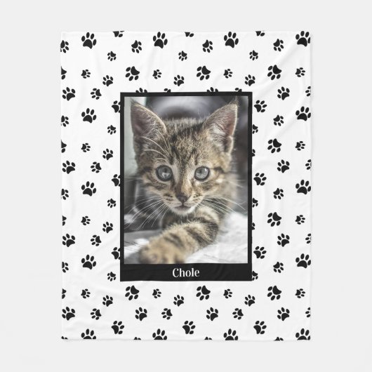 Niedliches Cat Foto Name Black Paw Prints Muster Fleecedecke (Vorderseite)