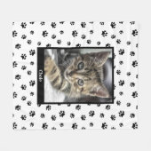 Niedliches Cat Foto Name Black Paw Prints Muster Fleecedecke (Vorderseite (Horizontal))