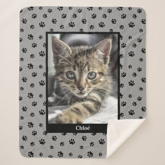 Niedliches Cat Foto Name Black Paw Prints Silver G Sherpadecke (Vorderseite)