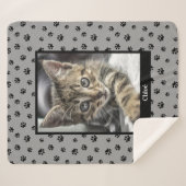 Niedliches Cat Foto Name Black Paw Prints Silver G Sherpadecke (Vorderseite (Horizontal))