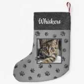 Niedliches Cat Foto Name Silver Glitzer Paw Prints Kleiner Weihnachtsstrumpf (Rückseite)