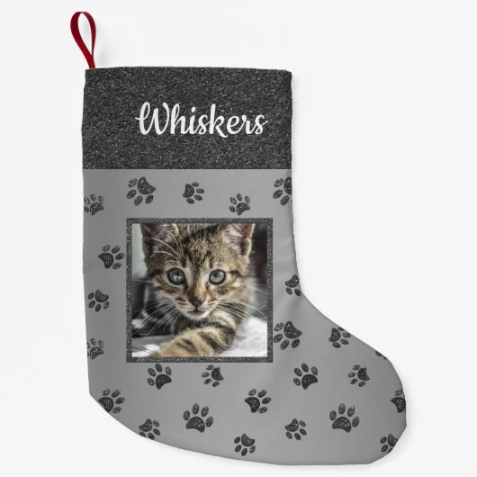 Niedliches Cat Foto Name Silver Glitzer Paw Prints Kleiner Weihnachtsstrumpf (Vorderseite)