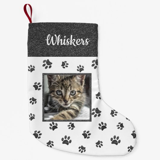 Niedliches Cat Name Foto Silver Glitzer Paw Prints Kleiner Weihnachtsstrumpf (Vorderseite)