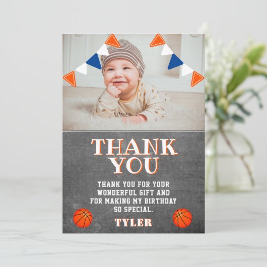 Niedliches Chalkboard Basketball Foto Geburtstag Dankeskarte (Stehend Vorderseite)