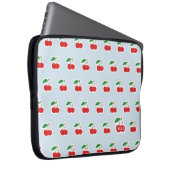 Niedliches Cherry-Muster auf hellblauer Monogramm Laptopschutzhülle (Vorne Rechts)