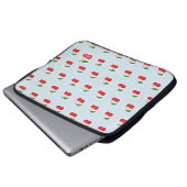 Niedliches Cherry-Muster auf hellblauer Monogramm Laptopschutzhülle (Vorne Knopf)