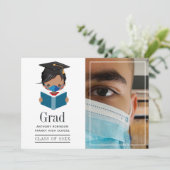 Niedliches Covid-19 Boy Abschluss Foto Ankündigung (Stehend Vorderseite)