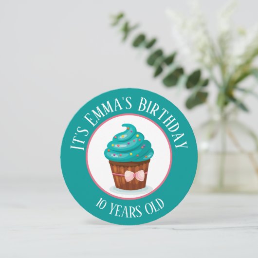 Niedliches Cupcake mit Aquamarinem Icing Kindergeb Einladung (Stehend Vorderseite)
