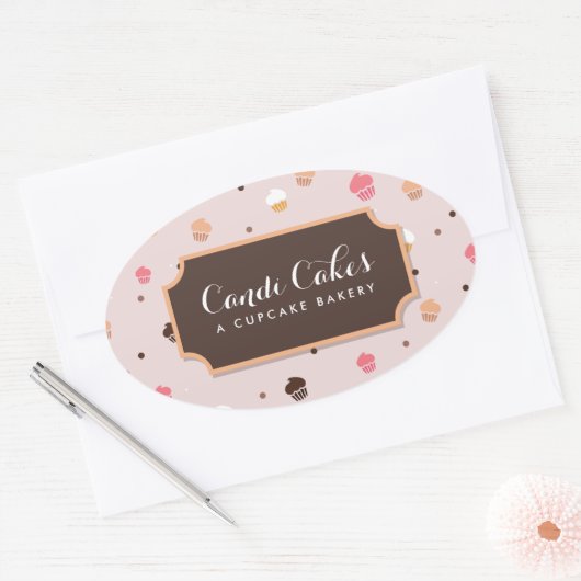 Niedliches Cupcakes Bäckereimuster Rosa Ovaler Aufkleber (Umschlag)