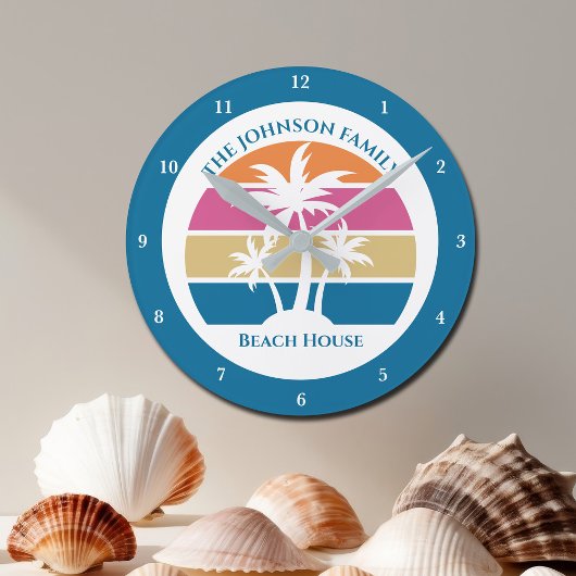 Niedliches Custom Beach House Palm Trees Blue Runde Wanduhr