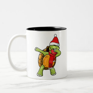 Niedliches Dabbing Schildkröte trägt Gesichtsmaske Zweifarbige Tasse