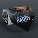 Niedliches DADDY-Geschenk für benutzerdefinierte B Krawatte<br><div class="desc">Moderne Nacken des benutzerdefinierten Fotos mit dem Text "Es gibt niemanden, der DADDY ganz ähnlich ist", mit einer Kombination aus Schrift und Sans Typografie und einem niedlichen kleinen Herz. Personalisieren Sie mit dem Namen, von dem es stammt. Ein wertvolles Sake-Geschenk für Väter. Die Textfarbe kann mit dem Werkzeug 'Weitere Anpassung'...</div>