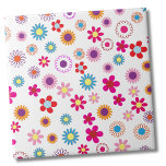 Niedliches Daisy Blume Muster Fliese<br><div class="desc">Dieser lebhafte Blumendruck sieht aus wie ein grobkörniges Power aus den 70er oder 90er Jahren in kleinen Blume. Die Farben Rosa, Magenta, Weiß und dunkelgrau im Hintergrund. Aber man kann die Hintergrundfarbe ändern, um ihr ein völlig anderes Aussehen zu verleihen! Schauen Sie sich die Fotos an. Wie niedlich wäre das...</div>