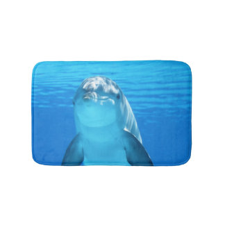 Niedliches Delphinfisch in der Blauen See Badematte