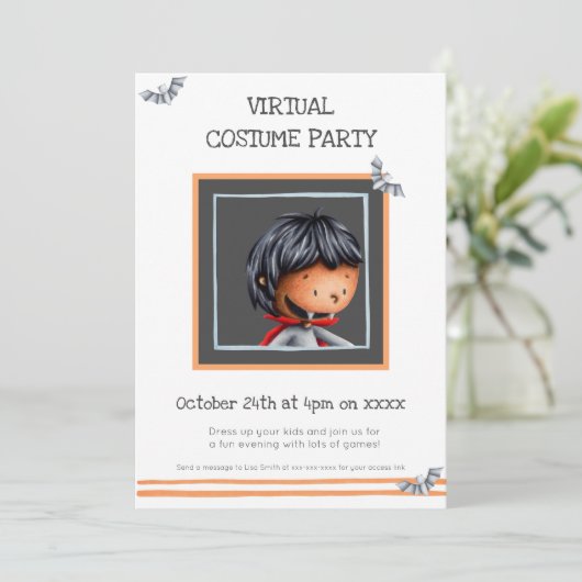 Niedliches Dracula and Bats Virtual Costume Party Einladung (Stehend Vorderseite)