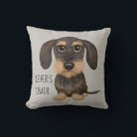 Niedliches Drahthaar Dackel Cartoon Dog Personalis Kissen<br><div class="desc">Drahthaar Wildschweine und bräunliche Teckel Dackel. Personalisieren Sie den Text mit Ihrer eigenen Nachricht. Das Kissen dieses niedlichen Dackel-Liebhabers verleiht Ihrem Sofa oder Bett einen unterhaltsamen dekorativen Akzent. Schenkt jemand, der Dackel Hunde Liebe , ein nachdenkliches Geschenk. Besuchen Sie Jenn's Doodle World für mehr Hundefreunde die Wohngestaltung mit diesem Würstchen...</div>