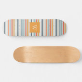 Niedliches dunkelorangefarbenes Muster Monogramm Skateboard (Horizontal)