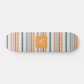 Niedliches dunkelorangefarbenes Muster Monogramm Skateboard (Horizontal)