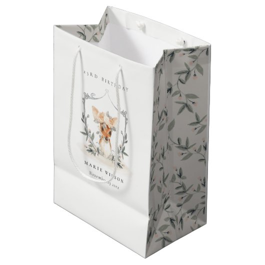 Niedliches Dusky Deer Floral Wappen jeden Geburtst Mittlere Geschenktüte (Vorderseite Schrägansicht)