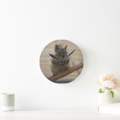 Niedliches Eichhörnchen auf dem Zweig Runde Wanduhr (Zuhause)
