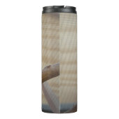 Niedliches Eichhörnchen auf dem Zweig Thermosbecher (Rückseite)