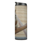 Niedliches Eichhörnchen auf dem Zweig Thermosbecher (Nach rechts gedreht)