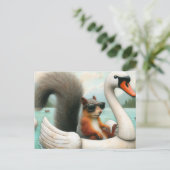 Niedliches Eichhörnchen auf einer Swan Floatie Postkarte (Stehend Vorderseite)