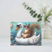 Niedliches Eichhörnchen auf einer Swan Floatie Postkarte (Stehend Vorderseite)
