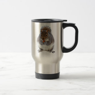 Niedliches Eichhörnchen beim Nussessen Reisebecher