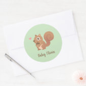 Niedliches Eichhörnchen, das Acorn-Kinder trägt Runder Aufkleber (Umschlag)