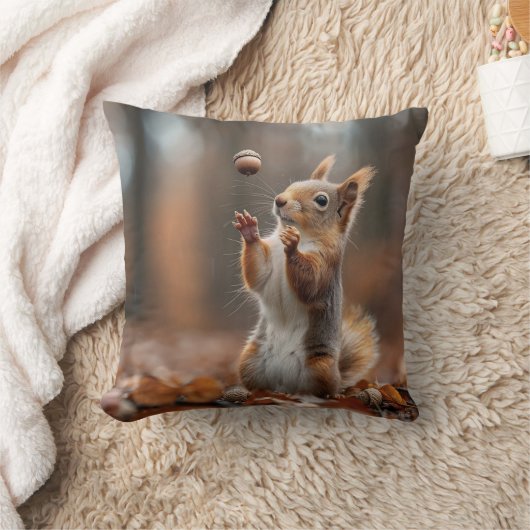 Niedliches Eichhörnchen, das eine Eichel fängt Kissen (Decke)