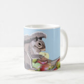 Niedliches Eichhörnchen, das einen Apfel auf einer Kaffeetasse (VorderseiteRechts)