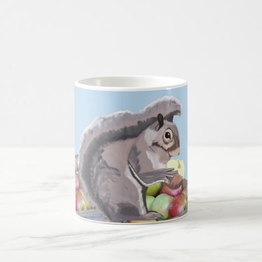 Niedliches Eichhörnchen, das einen Apfel auf einer Kaffeetasse (Mittel)
