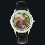 Niedliches Eichhörnchen im Garten Armbanduhr<br><div class="desc">Niedliches Eichhörnchen im Gartengelenk mit Zahlen.</div>